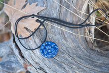 Load image into Gallery viewer, Κολιέ στρογγυλό από πηλό, λουλούδια και ασημί πατίνα, μπλε