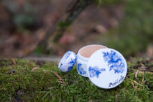 Load image into Gallery viewer, Δαχτυλίδι ξύλινο με κουτάκι, μπλε λουλούδια