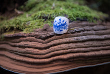 Load image into Gallery viewer, Δαχτυλίδι βάσης ξύλινο εκρού, μπλε λουλούδια, κρακελέ