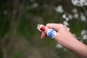 Δαχτυλίδι βάσης ξύλινο εκρού, μπλε λουλούδια, κρακελέ
