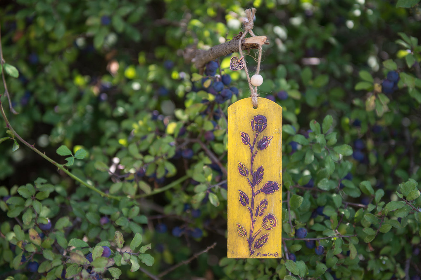 Σελιδοδείκτης ξύλινος ορθογώνιος, ανάγλυφα μωβ λουλούδια, κίτρινο