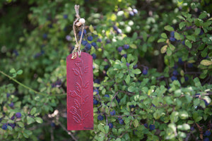 Σελιδοδείκτης ξύλινος ορθογώνιος, ανάγλυφα λουλούδια, σκούρο κόκκινο