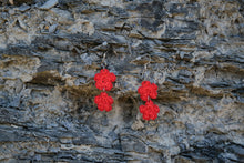 Load image into Gallery viewer, Σκουλαρίκια πλεκτά, λουλουδάκια, κόκκινο