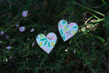Load image into Gallery viewer, Σκουλαρίκια καρδιά ξύλινα, λουλούδια, παλ